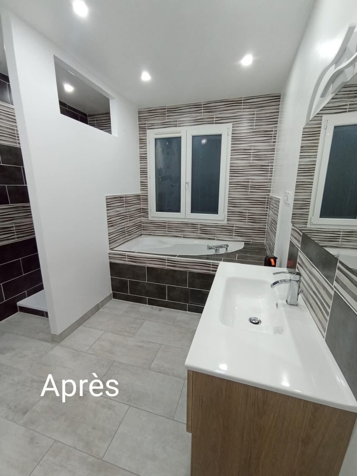 Salle de bain après rénovation complète à Valenciennes par Banari Renov