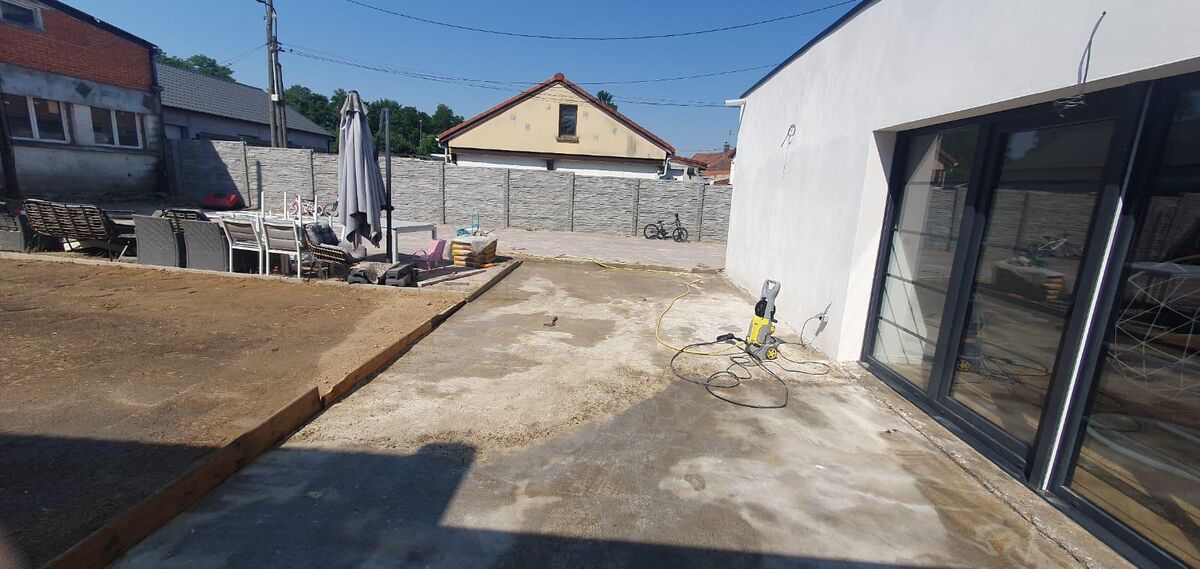 Terrasse et façade avant travaux à Valenciennes